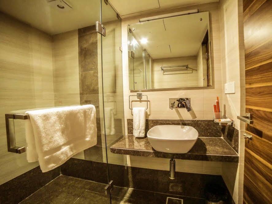 The Basil Park Hotel Бхавнагар Екстериор снимка